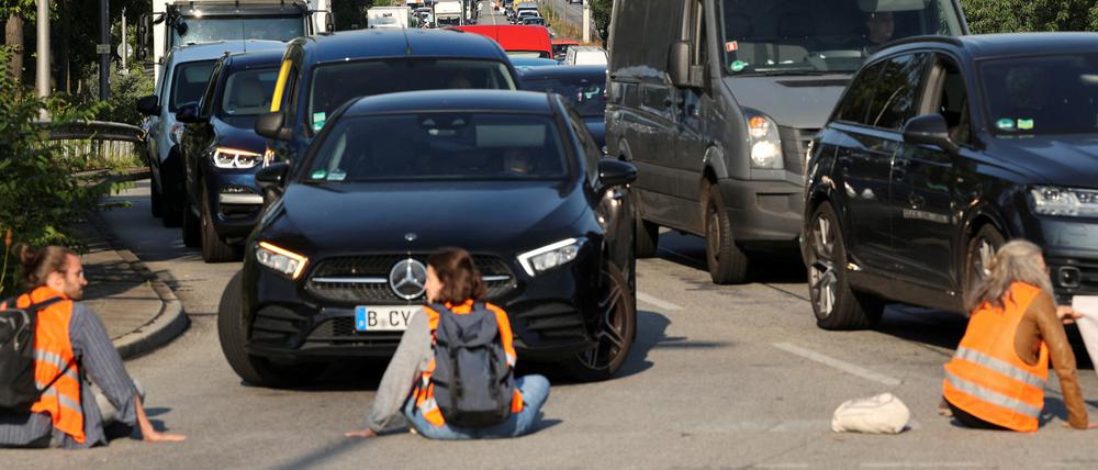 Die Straßenblockaden in Berlin führen zu erbosten Reaktionen vieler Autofahrer.