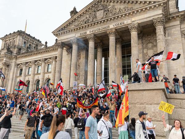 Die Demonstranten mit Reichsflaggen vor dem Bundestag lösten bei vielen in der Bundespolitik Empörung aus.