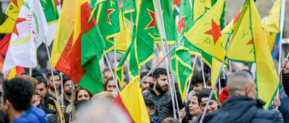 Kurden demonstrieren gegen den Einmarsch türkischer Truppen in Syrien (Symbolbild).