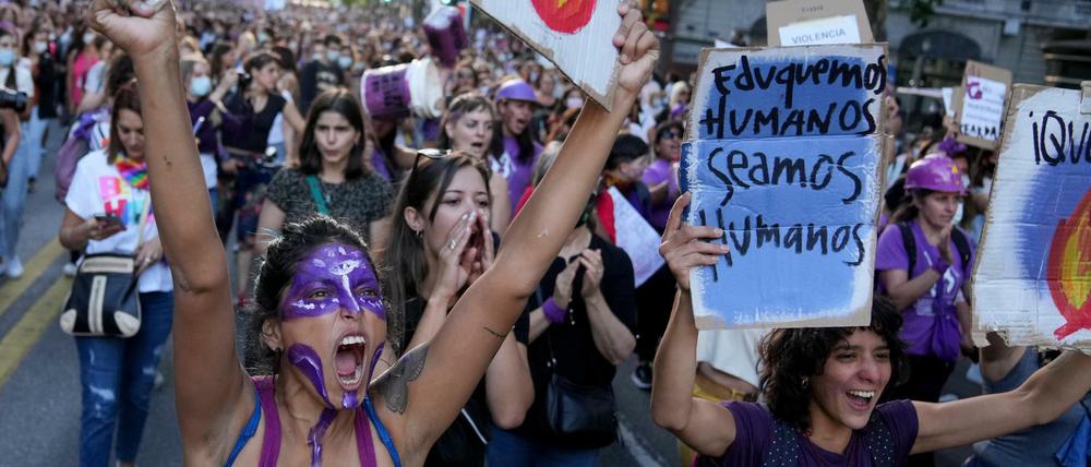 Frauen nehmen an einer Demonstration gegen geschlechtsspezifische Gewalt in der Innenstadt von Montevideo, Uruguay, teil.