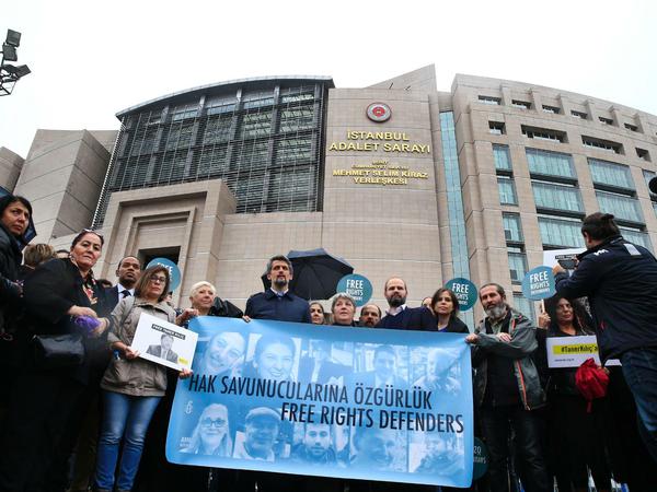 Menschenrechts-Aktivisten demonstrieren am 25.10.2017 vor einem Gericht in Istanbul (Türkei). 