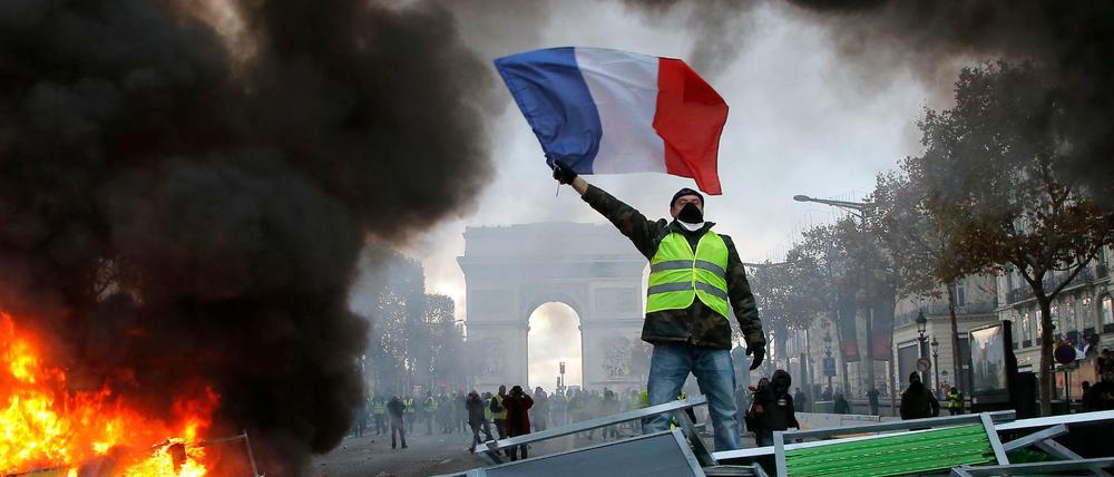 Protest der "Gelbwesten" in Paris: Mit brennenden Straßenblockaden wehren sich Franzosen gegen Steuererhöhungen für Benzin und Diesel