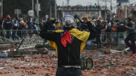 Kolumbianer protestieren seitdem die Regierung Steuererhöhungen für öffentliche Dienstleistungen, Treibstoff, Löhne und Renten vorgeschlagen hatte.