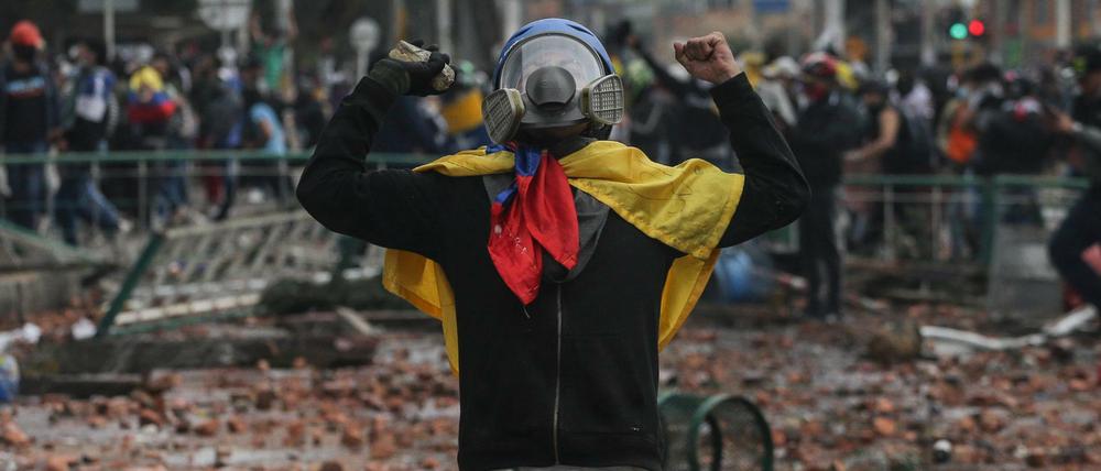 Kolumbianer protestieren seitdem die Regierung Steuererhöhungen für öffentliche Dienstleistungen, Treibstoff, Löhne und Renten vorgeschlagen hatte.