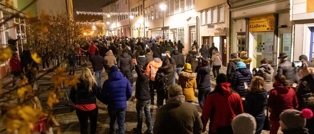 Menschen laufen durch Hildburghausen und protestieren gegen die neuen Infektionsschutzregeln in dem Kreis. 