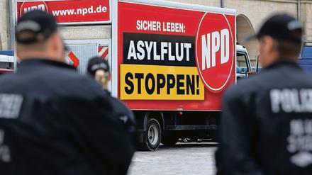 Ein Polizeiaufgebot sichert in Rostock eine Wahlkampfveranstaltung der NPD. 