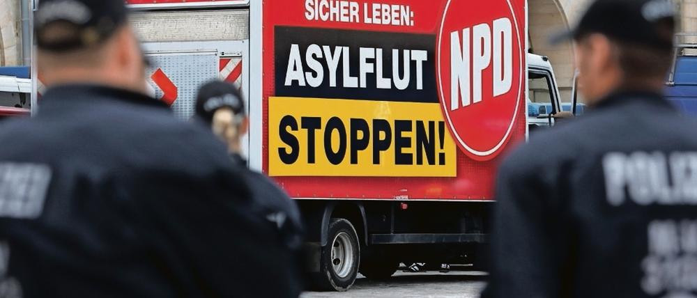 Ein Polizeiaufgebot sichert in Rostock eine Wahlkampfveranstaltung der NPD. 