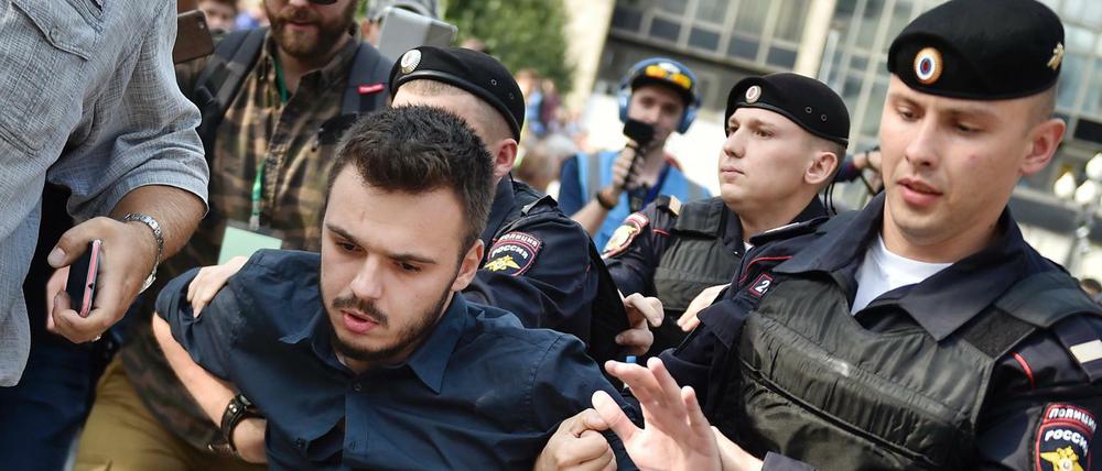 Polizisten halten einen Mann fest während eines Protestes gegen die Erhöhung des Rentenalters in Russland.