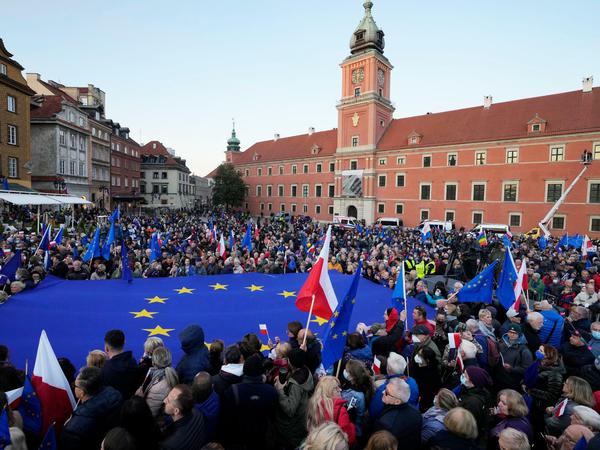 Sie zählen zu den Verlierern, wenn die EU keine wirksame Handhabe gegen die Aushöhlung des Rechtsstaats in Polen findet: Pro-Europa-Demonstranten auf dem Schlossplatz in Warschau. 