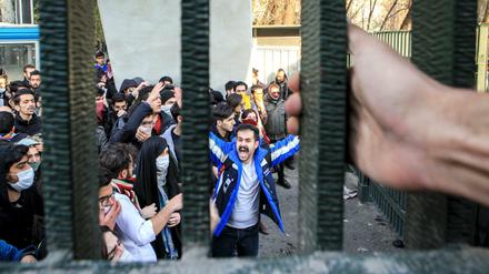 Der Nachrichtenagentur AP zufolge zeigt dieses Foto Studenten, die in Teheran gegen die Regierung protestieren.
