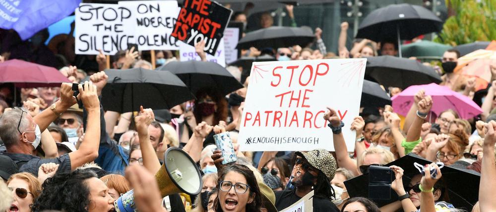 Demonstrierende versammeln sich während des Women's March 4 Justice in Brisbane. 
