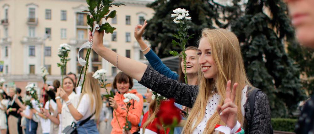 Belarus: Aktivistinnen der Opposition bei einem Protest gegen staatliche Gewalt in Minsk. 