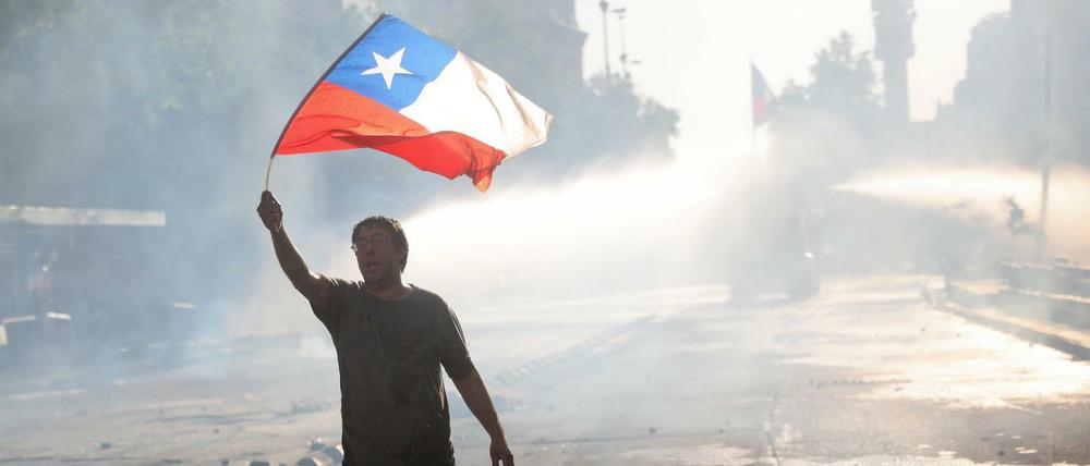 Ein Demonstrant mit der chilenischen Flagge 