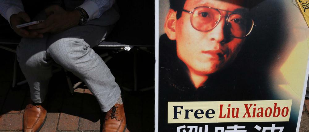 Ein Protestplakat in Hongkong zeigt das Porträt des chinesischen Friedensnobelpreisträgers Liu Xiaobo. 