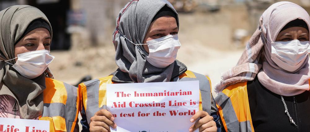 Syrische Entwicklungshelferinnen haben in den vergangenen Tagen in der Nähe des Grenzübergangs Bab Al-Hawa gegen die Aussetzung von Hilfslieferungen protestiert. Vergebens.