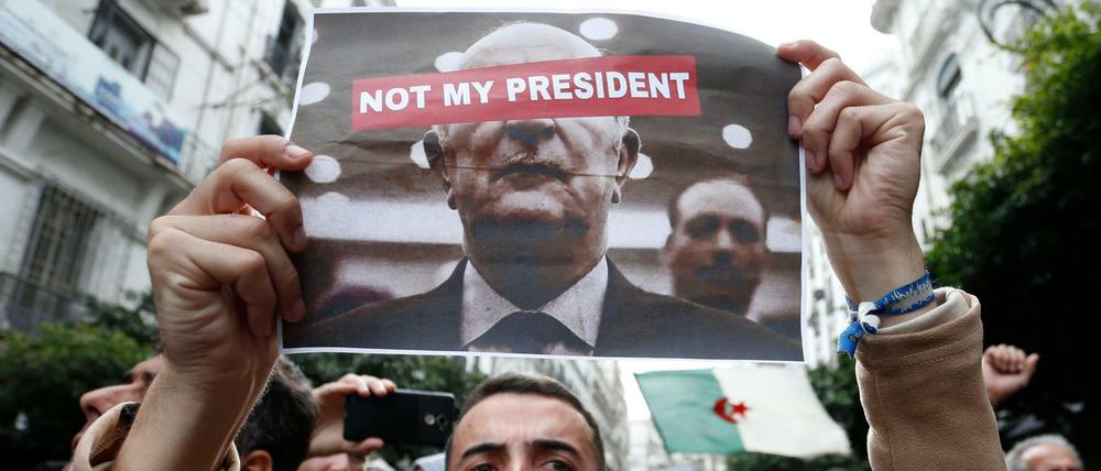 Schon den neuen Präsidenten Tebboune lehnten viele Algerier 2019 als Vertreter der alten Garde ab. Dessen Verfassungsentwurf wurde jetzt boykottiert.