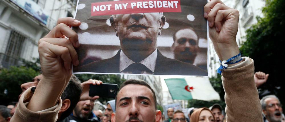 "Nicht mein Präsident" - ein Demonstrant am Freitag in Algier.