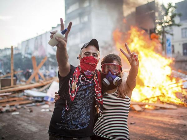 Demonstranten bei Protesten nahe dem Taksim Platz und im Gezi-Park in Istanbul 2013.