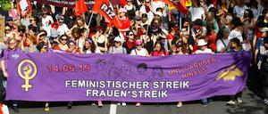 Frauenstreik in der Schweiz: Ein Protestzug in Zürich