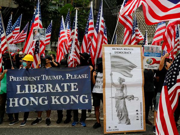 Demonstranten marschieren zur US-Botschaft in Hongkong.