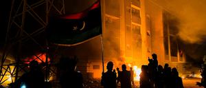 Protestler in der lybischen Stadt Tobruk haben das Parlament angegriffen, Steine geworfen und Feuer gelegt.