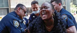 Schwarze haben jeden Grund, den Kontakt mit der Polizei zu meiden. Denn sind sie erst mal im Gwahrsam, kann das schnell mit Haft, Vermögensverlust und dem Entzug des Wahlrechts enden. (Foto von Black-Lives-Matter-Protesten in New York am 18. Juli 2020) 