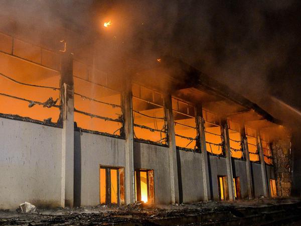 Maik Schneider hatte 2015 mit Komplizen eine Sporthalle in Brand gesteckt, weil dort Geflüchtete untergebracht werden sollten.