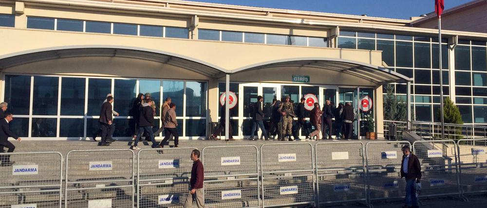 Absperrgitter stehen vor dem Gerichtsgebäude in Silivri, in dem am Mittwoch der Prozess gegen die deutsche Journalistin und Übersetzerin Mesale Tolu begann. 