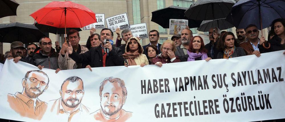 Journalisten und Menschenrechtsaktivisten demonstrieren vor einem Gericht in Istanbul für die Freilassung von Journalisten.