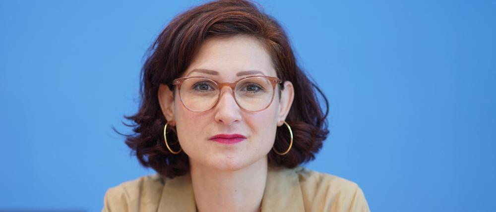Ferda Ataman, Sprecherin neue deutsche Organisationen e.V., kommt zur Pressekonferenz zum Anti-Rassismus-Plan 2025 in die Bundespressekonferenz.