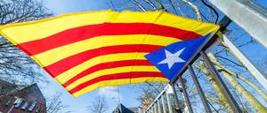 Eine Estelada, die Fahne katalanischer Nationalisten, in Neumünster. Dort wurde Carles Puigdemont nach Spaniens Haftbefehl 2018 kurz inhaftiert.