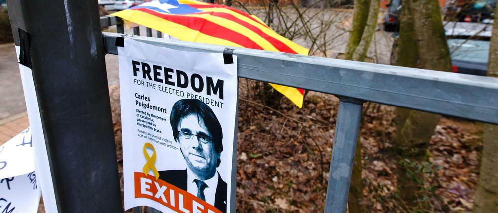 Freiheit für Puigdemont, fordern Unterstützer vor der Justizvollzugsanstalt Neumünster.