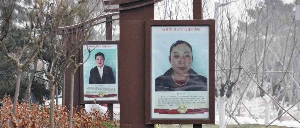 Vor dem Bürgeramt von Rongcheng sind auf großen Postern die Porträts von «Modellbürgern» ausgestellt. 