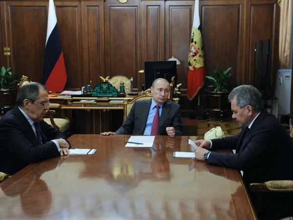 Traute Runde: Wladimir Putin mit Außenminister Sergej Lawrow (l.) und Verteidigungsminister Sergej Schojgu.