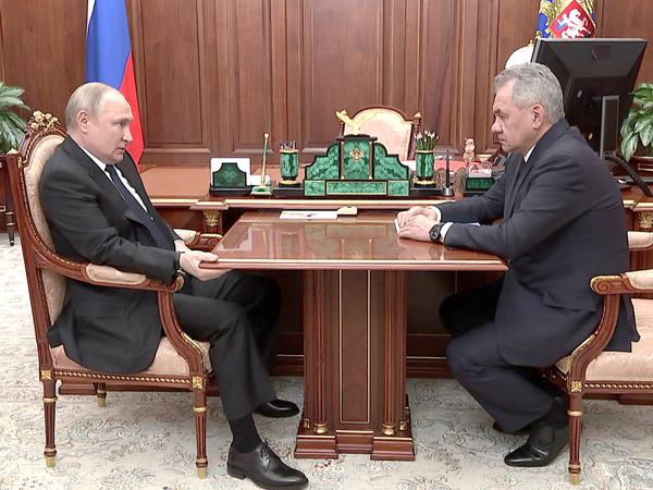 Beim Besuch von Verteidigungsminister Schoigu klammerte sich Putin ans Mobiliar.