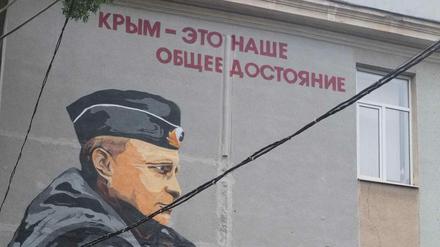 Während im Wedding Boateng als Graffiti an einer Häuserwand prangt, ist es auf der Krim (Präsident) Putin. 