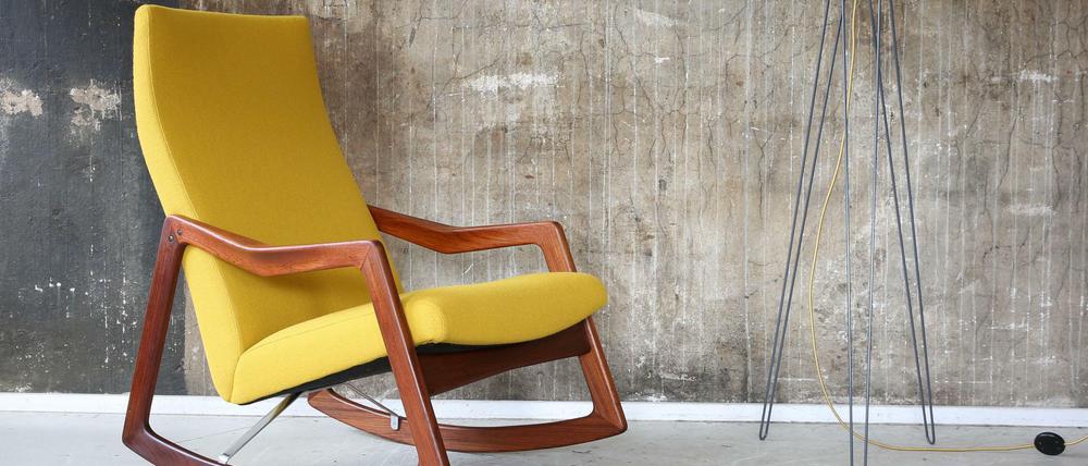 Mit neuem Bezug strahlt der Schaukelstuhl des dänischen Herstellers comfort aus den 60er Jahren wie neu.