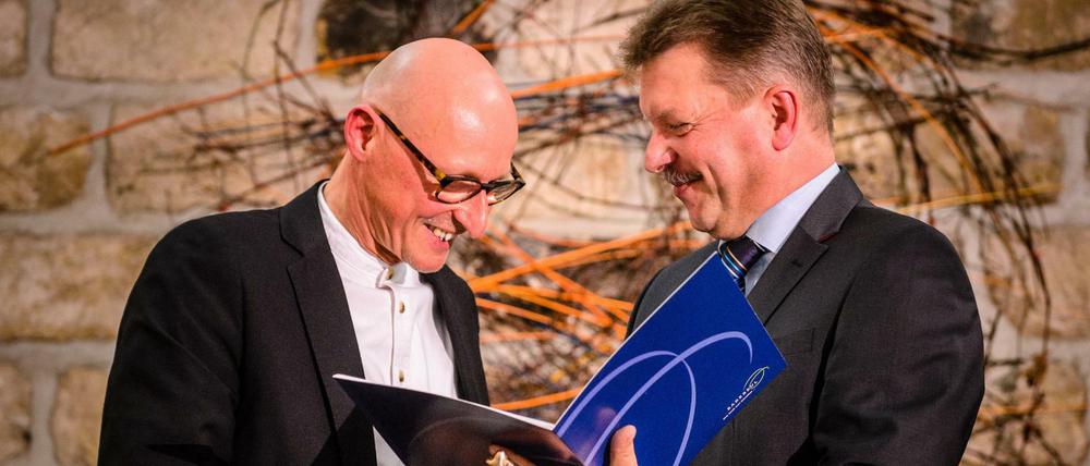 Einst ausgezeichnet: 2013 verlieh der Radebeuler Oberbürgermeister Bert Wendsche (parteilos, rechts) den Kunstpreis der Stadt an den Autor Jörg Bernig.