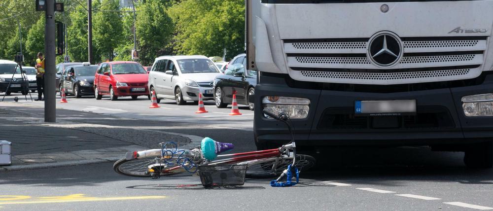 Unfall zwischen Lkw und Radfahrer in Berlin