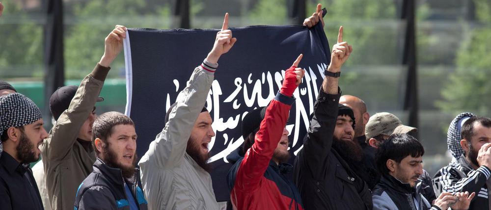 Radikale Salafisten protestieren auf dem Potsdamer Platz in Berlin gegen eine Kundgebung der rechstpopulistischen Partei Pro Deutschland, die Mohammed-Karrikaturen zeigen. 