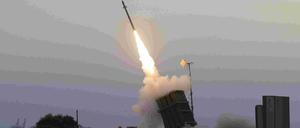 Israels Armee feuert auf diesem Archivbild eine Rakete ab.