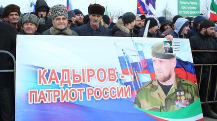Der Patriot. Ramsan Kadyrow schart die Putin-treuen Tschetschenen um sich. Doch viele ehemalige Freischärler aus der Kaukasus-Republik kämpfen auch auf Seiten des IS.