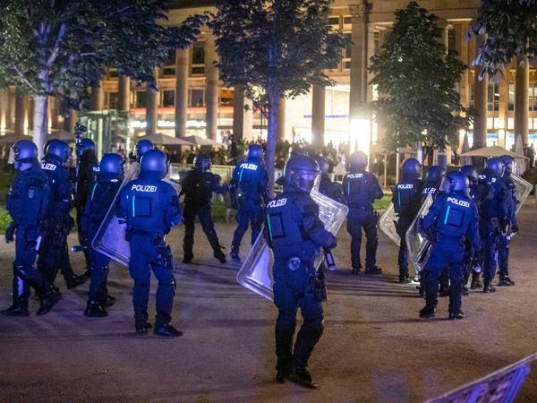  Polizeieinheiten sammeln sich in der Stuttgarter Innenstadt, um gegen Randalierer vorzugehen. 