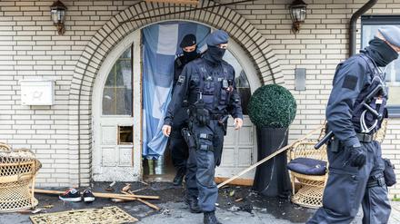 Bei Ermittlungen gegen Clankriminalität durchsuchten Spezialkräfte der Polizei auch rund 30 Objekte in Nordrhein-Westfalen.