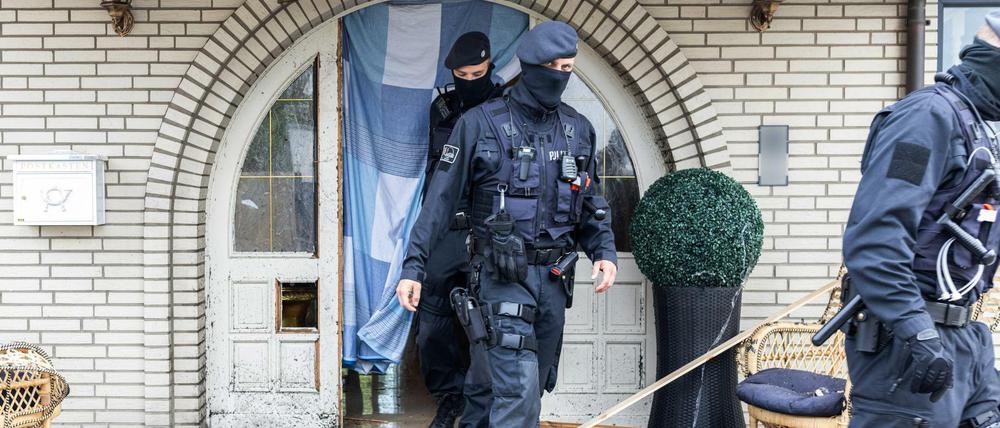 Bei Ermittlungen gegen Clankriminalität durchsuchten Spezialkräfte der Polizei auch rund 30 Objekte in Nordrhein-Westfalen.