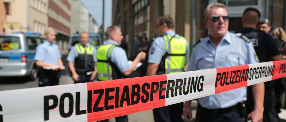 Die Polizei hat am Donnerstag Wohnungen mutmaßlicher Gefährder aus dem islamistischen Umfeld unter anderem in Köln durchsucht.