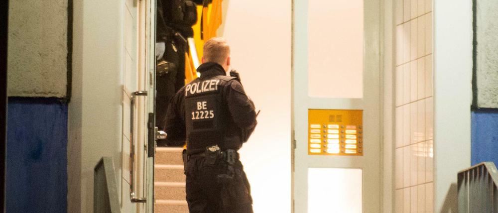 Verdacht auf Vorbereitung eines Terroranschlags: Razzia im Hausflur eines Mehrfamilienhauses in Marzahn-Hellersdorf. 