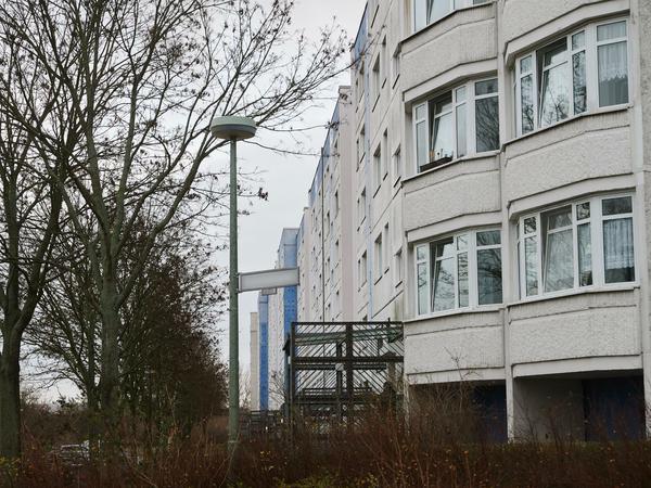 Durchsucht. Im Erdgeschoss eines sechsstöckigen Gebäudes in Marzahn-Hellersdorf sicherte die Polizei Beweise.