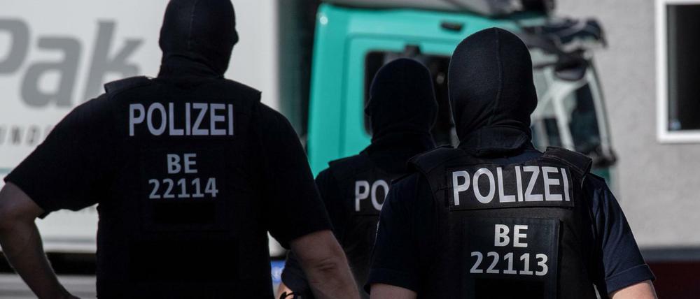 Polizisten bei einer Razzia im Juni 2020 in Berlin. Dabei ging es um den Verdacht auf Subventionsbetrug in Zusammenhang mit Corona-Soforthilfen.