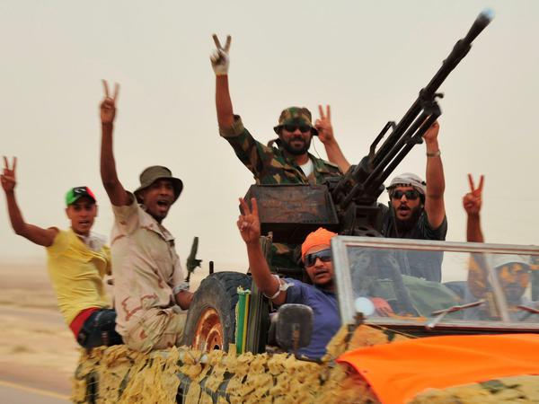 Rebellen am 14.07.2011 auf dem Weg zur Front rund 18 Kilometer westlich von Ajdabiyah.